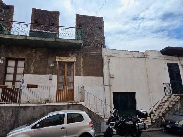 Palazzo in vendita a Picanello-Ognina-Barriera-Canalicchio, Catania
