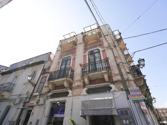 Palazzo in vendita a Centro storico, Catania