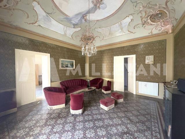 Palazzo in vendita a Chiaramonte Gulfi