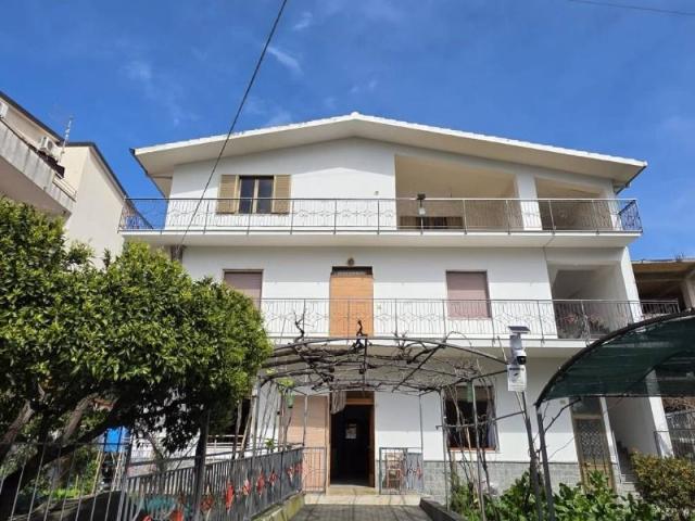 Palazzo in vendita a Calabria, Reggio Calabria