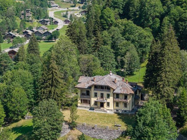 Palazzo in vendita a Gressoney-Saint-Jean, Gressoney Saint Jean