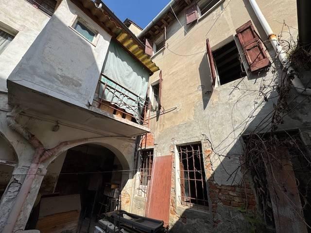 Palazzo in vendita a Zona Castello, Cremona