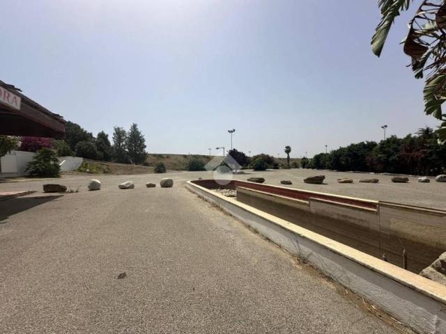 Locale Commerciale in vendita a Calabria, Crotone