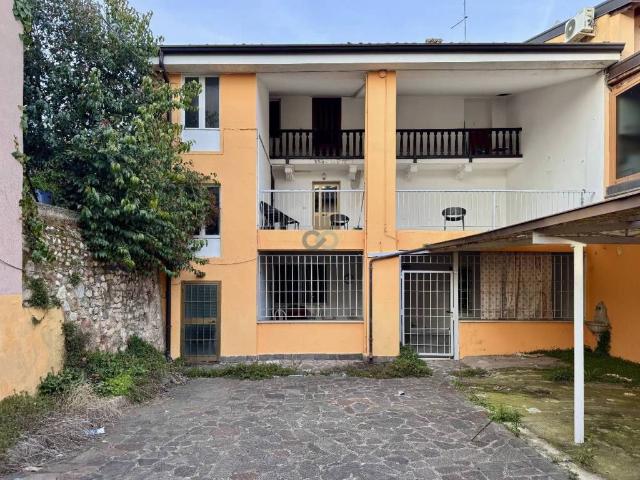 Palazzo in vendita a Desenzano Del Garda, Lombardia