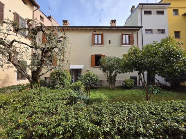 Palazzo in vendita a Desenzano Del Garda, Lombardia