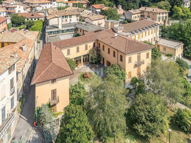 Palazzo in vendita a Mevate, Erba