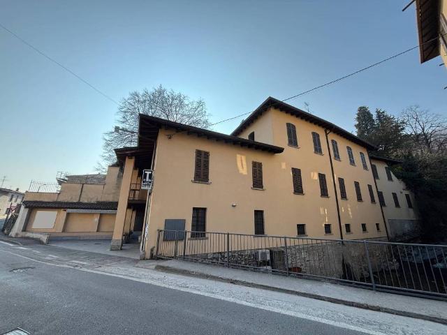 Palazzo in vendita a Crevenna, Erba