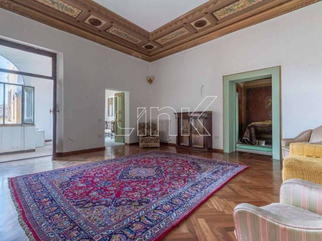 Palazzo in vendita a Centro, Marche