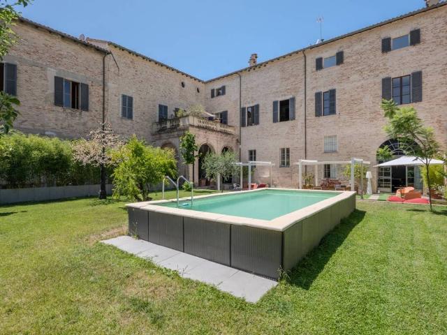 Palazzo in vendita a Centro storico, Marche