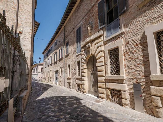 Palazzo in vendita a Centro storico, Marche
