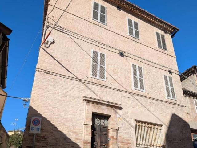 Palazzo in vendita a Tirassegno, Marche