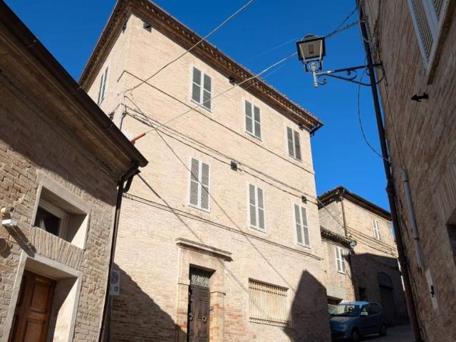 Palazzo in vendita a Tirassegno, Marche
