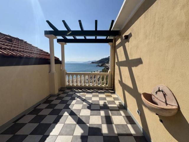 Palazzo in vendita a Finale Ligure, Liguria