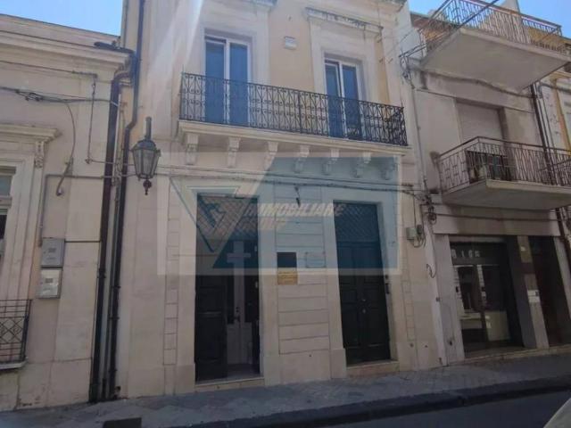 Palazzo in vendita a Floridia, Sicilia