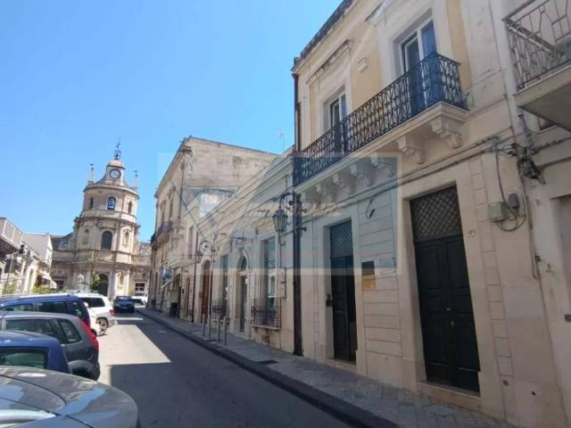 Palazzo in vendita a Floridia, Sicilia