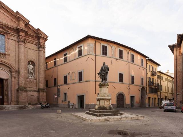 Palazzo in vendita a Foligno, Umbria
