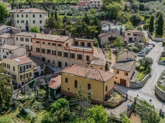 Palazzo in vendita a Foligno, Umbria