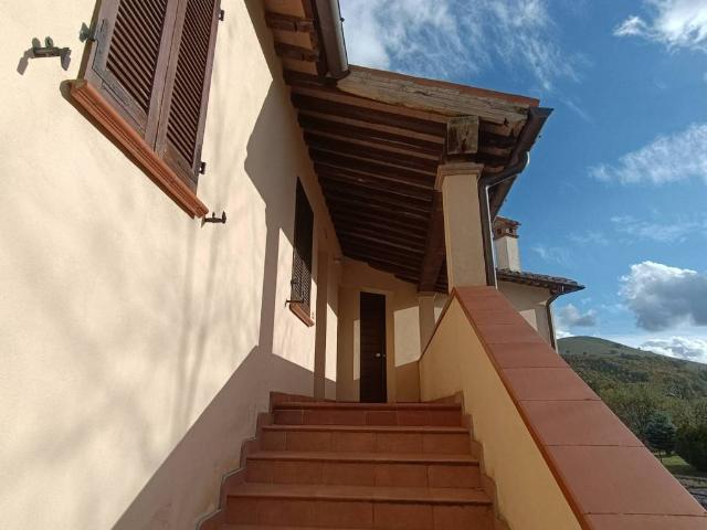 Palazzo in vendita a Serrone, Foligno