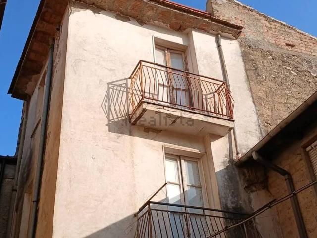 Palazzo in vendita a Cardinale, Fondi