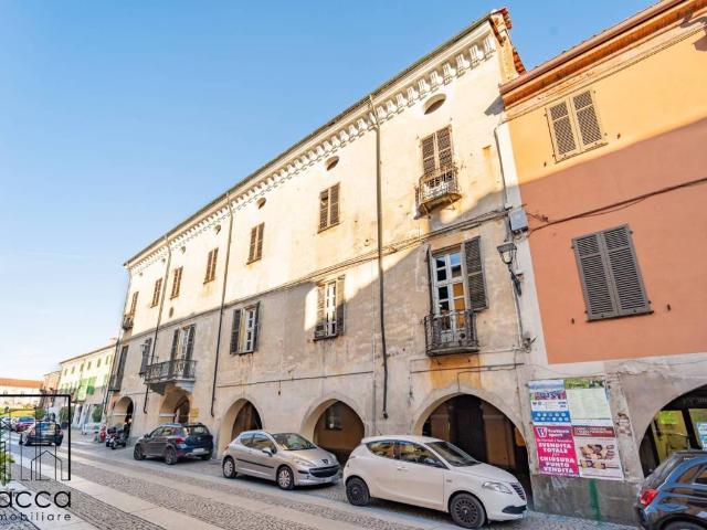 Palazzo in vendita a centro storico, Fossano