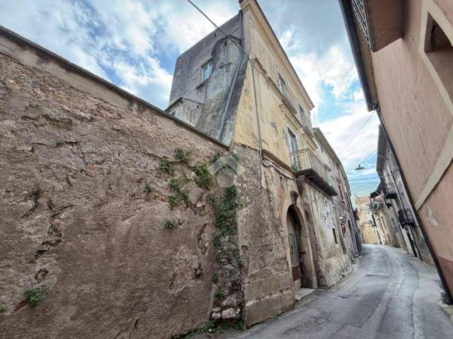 Palazzo in vendita a Frasso Telesino, Campania