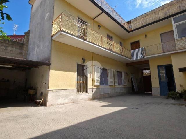 Palazzo in vendita a Borgo Siepe, Frattamaggiore