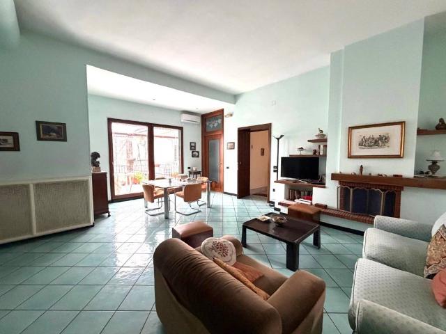 Palazzo in vendita a Frignano, Campania