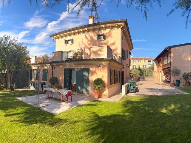 Palazzo in vendita a Fumane, Veneto