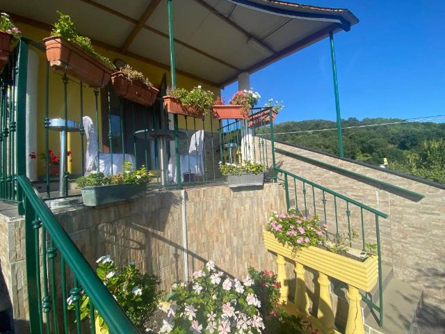 Palazzo in vendita a Padri Passionisti, Serra Riccò