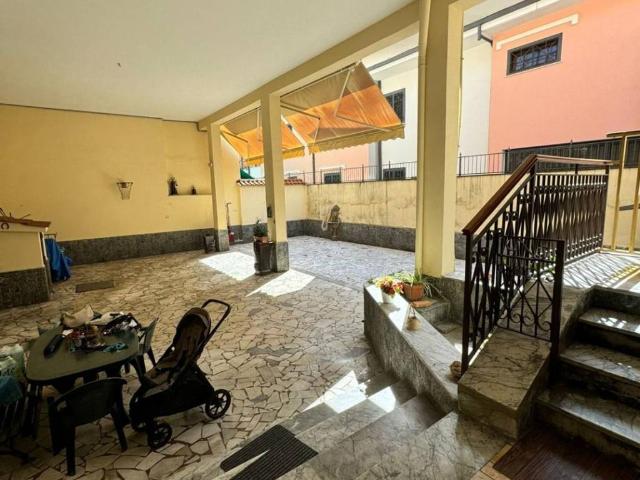 Palazzo in vendita a Giugliano In Campania, Napoli