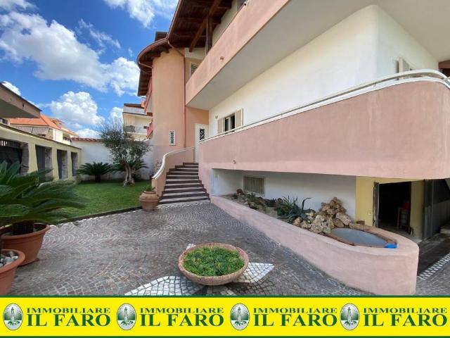 Palazzo in vendita a Giugliano In Campania, Napoli