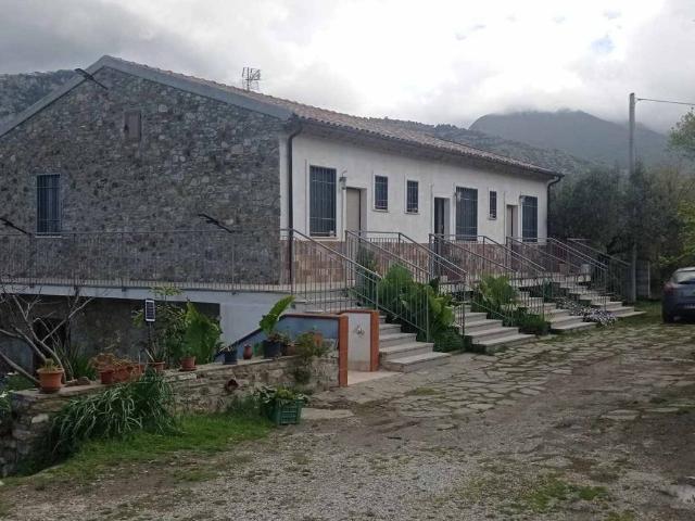 Palazzo in vendita a Giungano, Campania