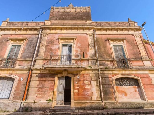 Palazzo in vendita a Guagnano, Lecce