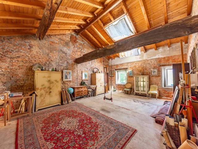 Palazzo in vendita a Lainate, Lombardia