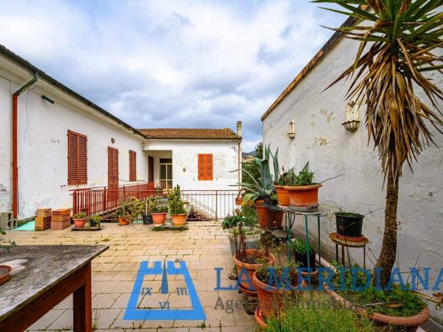 Palazzo in vendita a Lamporecchio, Pistoia