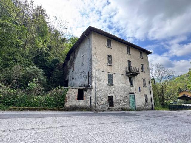 Palazzo in vendita a Lasnigo, Lombardia