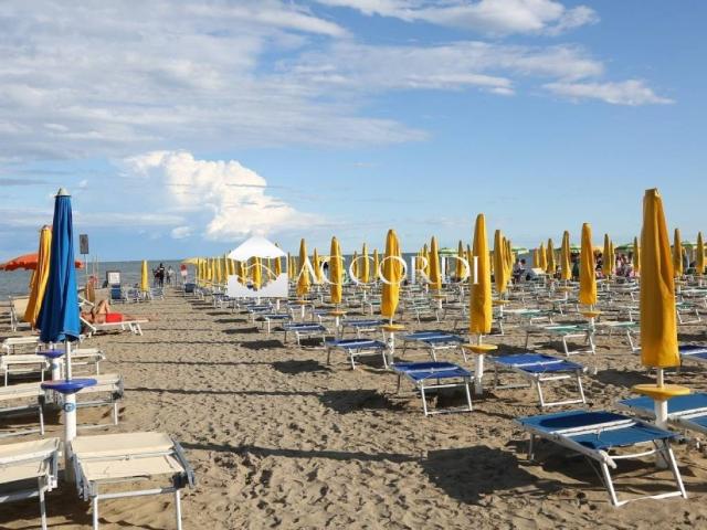 Palazzo in vendita a Lignano Pineta