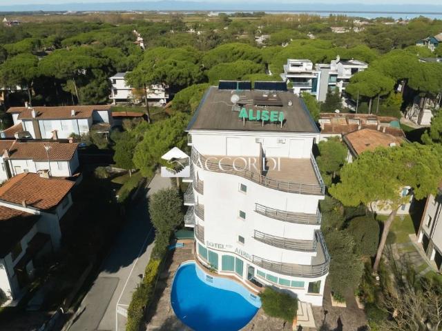 Palazzo in vendita a Lignano Pineta