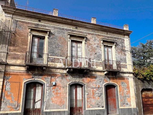 Palazzo in vendita a Linguaglossa, Sicilia