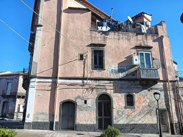Palazzo in vendita a Linguaglossa, Sicilia