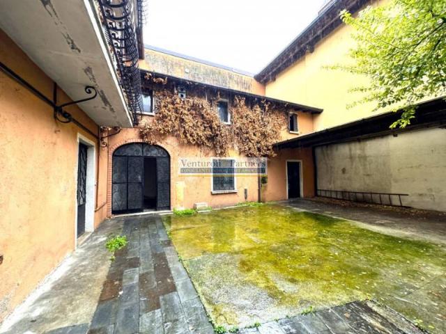 Palazzo in vendita a Lonato, Lombardia
