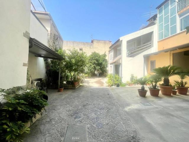 Palazzo in vendita a Lusciano, Campania