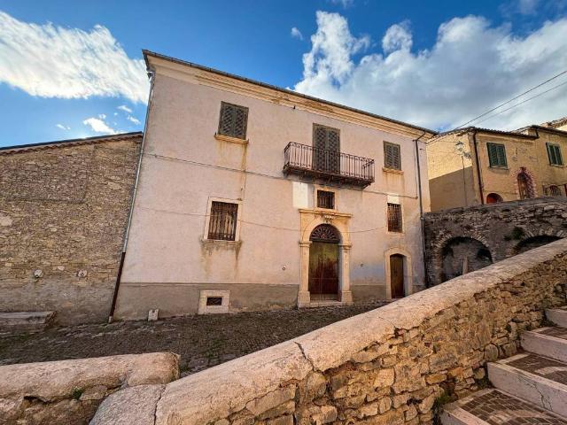 Palazzo in vendita a Macchiagodena, Molise
