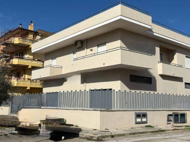 Palazzo in vendita a Maddaloni, Campania