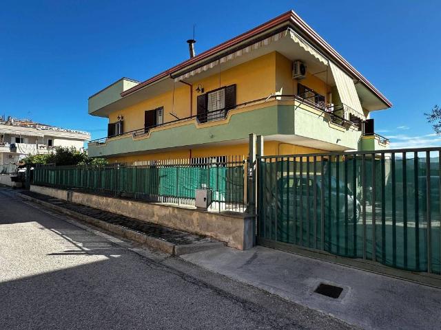 Palazzo in vendita a Maddaloni, Campania