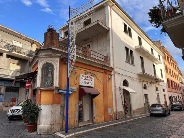 Palazzo in vendita a Maddaloni, Campania