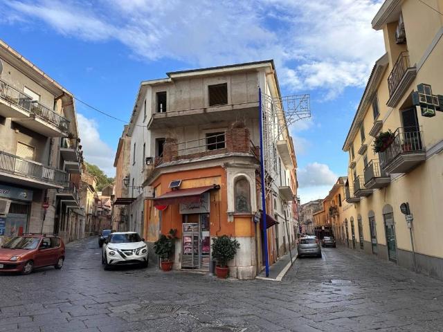 Palazzo in vendita a Maddaloni, Campania