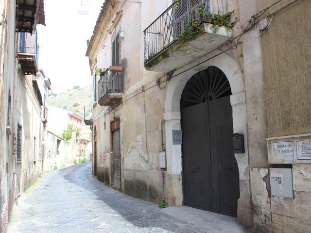 Palazzo in vendita a Maddaloni, Campania