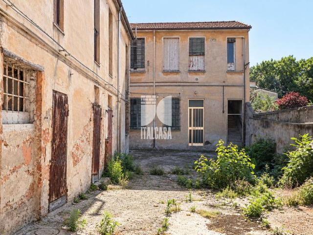 Palazzo in vendita a Fiera-Catena, Mantova