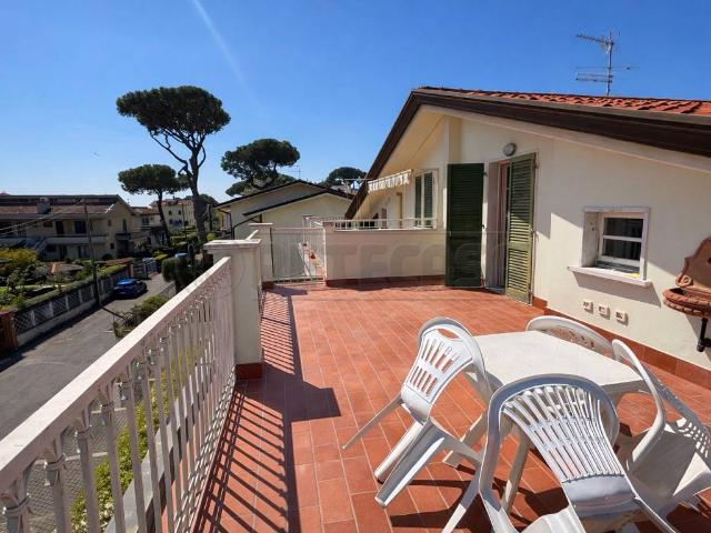 Palazzo in vendita a Marina di Massa, Marina Di Massa